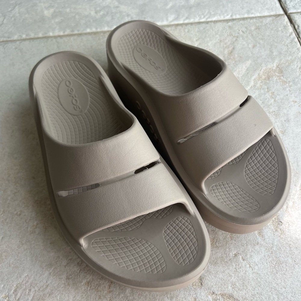Women Oofos Tan Nomad sandals slides size 8
